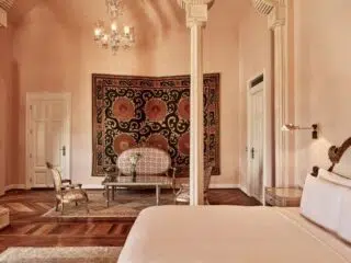 Przestronny pokój hotelowy w El Gounie, idealny na relaks po wyjeździe kitesurfingowym KiteAway lub kursie kitesurfingu.