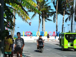 Słoneczna droga przy plaży Boracay, palmy, kolorowy napis I ♥ BORACAY, kitesurfing KiteAway - wakacje z kitesurfingiem.