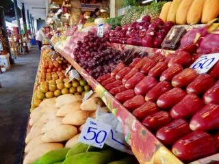 Kolorowe stoisko z owocami na rynku - idealne miejsce na zdrową przekąskę podczas wyjazdu kitesurfingowego z KiteAway.