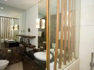 Nowoczesna łazienka po dniu pełnym emocji na KiteAway wyjazdach kitesurfingowych - idealna przerwa podczas kite tripu.