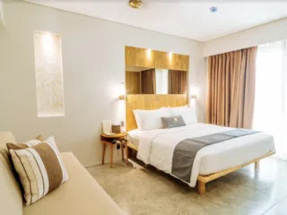 Nowoczesny, jasny pokój hotelowy idealny na wyjazdy kitesurfingowe z KiteAway - komfort i relaks po dniu na kite spocie.