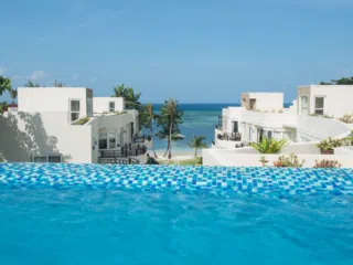 Nowoczesne wille przy plaży i błękitny basen infinity - idealne miejsce na wyjazdy kitesurfingowe z KiteAway.