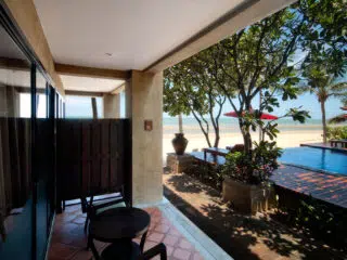 Taras z widokiem na basen, plażę i morze - idealny relaks po kite camp KiteAway na wyjeździe kitesurfingowym.