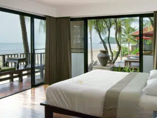 Nowoczesny pokój hotelowy z dużym łóżkiem, balkonem i widokiem na ocean - idealny na wyjazdy kitesurfingowe z KiteAway.