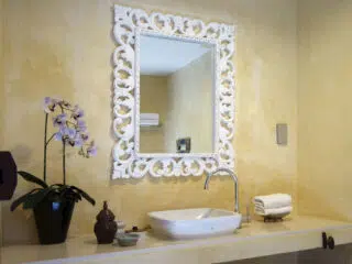 Stylowa łazienka z lustrem i świeżymi ręcznikami - idealne miejsce na relaks po intensywnym obozie kite'owym KiteAway.