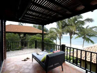 Przytulny taras z widokiem na plażę i palmy, idealny na relaks podczas wyjazdu na kite camp z KiteAway.