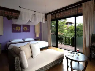 Nowoczesny pokój hotelowy z balkonem, idealny na kite trip z KiteAway. Jasny, komfortowy, perfekcyjny na wyjazdy kitesurfingowe.