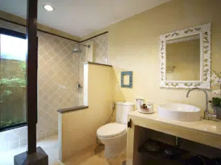 Nowoczesna łazienka z beżowymi ścianami i prysznicem - idealna na relaks po kite camp lub wyjazdy kitesurfingowe z KiteAway.