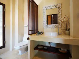 Nowoczesna łazienka, idealna na relaks po dniu pełnym emocji na kite campie KiteAway lub kursie kitesurfingu.