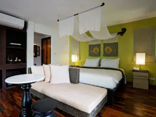 Nowoczesny pokój hotelowy idealny na relaks po KiteAway kurs kitesurfingu - wygodne łóżko, jasny wystrój, wakacje z kitesurfingiem.