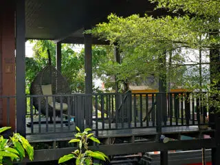 Przytulny taras z fotelem wiszącym, idealny na relaks po intensywnym dniu na kite campie z KiteAway - wyjazdy kitesurfingowe.