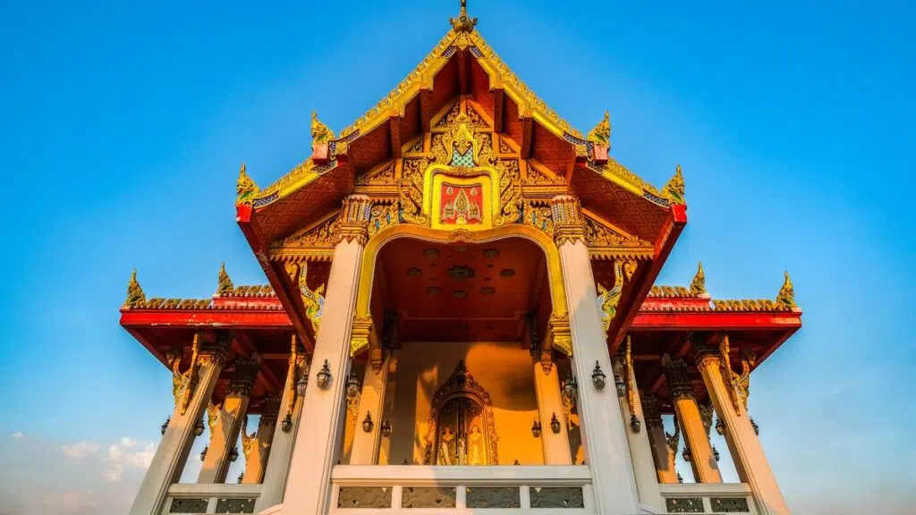 Zdobiony tajski temple na tle błękitnego nieba - idealny przystanek podczas wyjazdu kitesurfingowego z KiteAway. Zdobiony tajski temple na tle błękitnego nieba - idealny przystanek podczas wyjazdu kitesurfingowego z KiteAway.