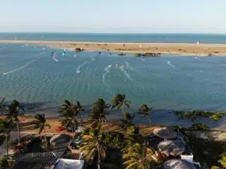 Tropikalna plaża z palmami, kurs kitesurfingu na lazurowej lagunie - idealny kite camp KiteAway, wakacje z kitesurfingiem.