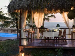 Romantyczna kolacja pod altaną z widokiem na ocean i basen po dniu pełnym emocji na wyjeździe kitesurfingowym z KiteAway.