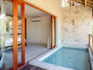 Prywatny basen przy kamiennym murze i sypialnia-idealne miejsce na relaks po wyjazdach kitesurfingowych z KiteAway.