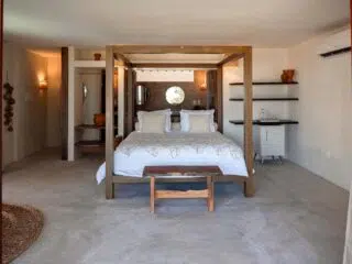 Jasny, przytulny pokój w kite camp KiteAway po dniu pełnym wyjazdów kitesurfingowych. Idealne miejsce na relaks.