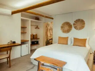 Przytulna sypialnia z podwójnym łóżkiem po aktywnym dniu na kite camp, idealna na relaks po wyjazdach kitesurfingowych.