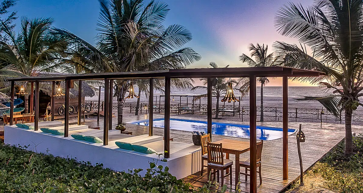 Luksusowy salon z sofami i basenem przy plaży - idealny relaks po kite camp lub kursie kitesurfingu z KiteAway.