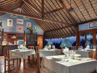 Przytulna, rustykalna restauracja z drewnianymi belkami, idealna na relaks po wyjazdach kitesurfingowych z KiteAway.