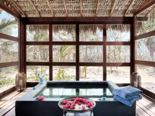 Kameralne spa z wanną i widokiem na zieleń - idealne na relaks po kite campie lub wyjazdach kitesurfingowych z KiteAway.