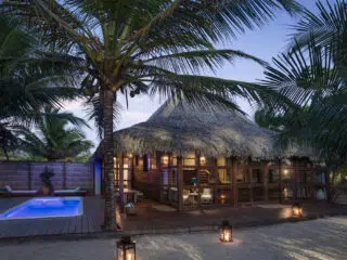 Egzotyczny bungalow z basenem w palmach - idealne miejsce na relaks po wyjazdach kitesurfingowych z KiteAway.