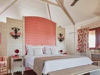 Przytulna sypialnia idealna na relaks po wyjazdach kitesurfingowych z KiteAway - idealny odpoczynek po kite campie.