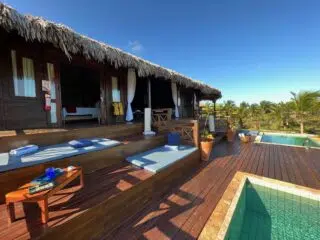 Słoneczny taras z basenem przy bungalowu - idealne miejsce na relaks po kursie kitesurfingu lub wyjeździe KiteAway.