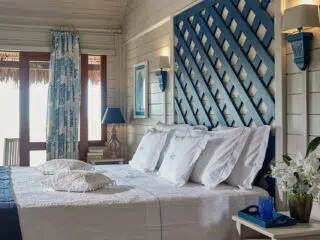 Nowoczesna sypialnia z dużym łóżkiem - idealna na relaks po dniu spędzonym na wyjazdach kitesurfingowych KiteAway.