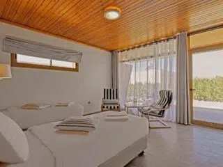 Jasny pokój z dwoma łóżkami, widokiem na kite spot. Idealne miejsce na wyjazdy kitesurfingowe KiteAway i kite camp.