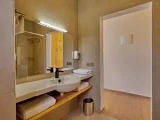 Nowoczesna łazienka po intensywnym kursie kitesurfingu z KiteAway - idealne miejsce na relaks po dniu pełnym wyjazdów kitesurfingowych.