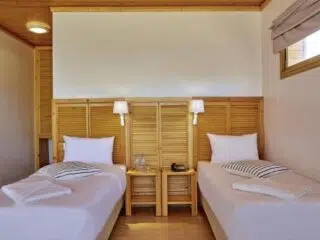 Przytulny pokój z dwoma łóżkami-idealny na relaks po kite camp lub wyjazdach kitesurfingowych z KiteAway.