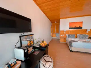 Przytulny pokój hotelowy na wyjazdy kitesurfingowe z KiteAway, podwójne łóżko, TV i udogodnienia po dniu na kite camp.