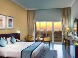 Przytulny pokój hotelowy po kite campie, z balkonem i widokiem na ocean - idealny na wyjazdy kitesurfingowe z KiteAway.