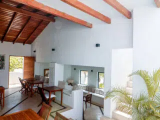 Jasny, przestronny pokój idealny na relaks po kite campie z KiteAway; schody z rośliną, dużo światła, wygodne wnętrze.