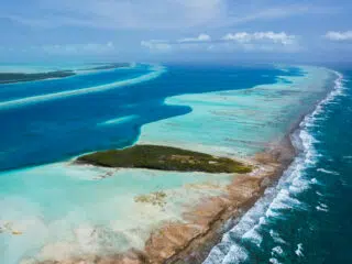Malownicza wyspa otoczona turkusową wodą - idealny spot na wyjazdy kitesurfingowe z KiteAway, fale i rafa koralowa.