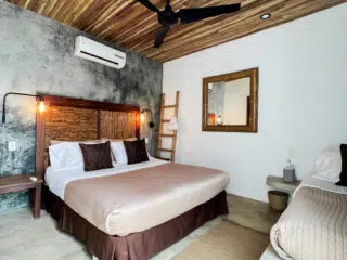 Nowoczesny pokój hotelowy z dużym łóżkiem, klimatyczny wystrój - idealny na wyjazdy kitesurfingowe i kurs kitesurfingu z KiteAway.