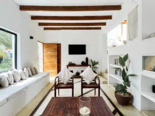 Nowoczesny, minimalistyczny salon idealny na relaks po aktywnym dniu na wyjeździe kitesurfingowym z KiteAway.