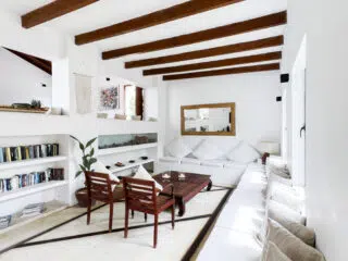 Jasny, minimalistyczny salon - idealne miejsce na relaks po wyjazdach kitesurfingowych KiteAway lub intensywnym kite campie.