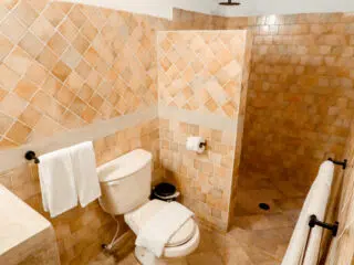 Jasna łazienka z prysznicem i ręcznikami, idealna na relaks po dniu pełnego szkolenia latawców podczas wyjazdów KiteAway.