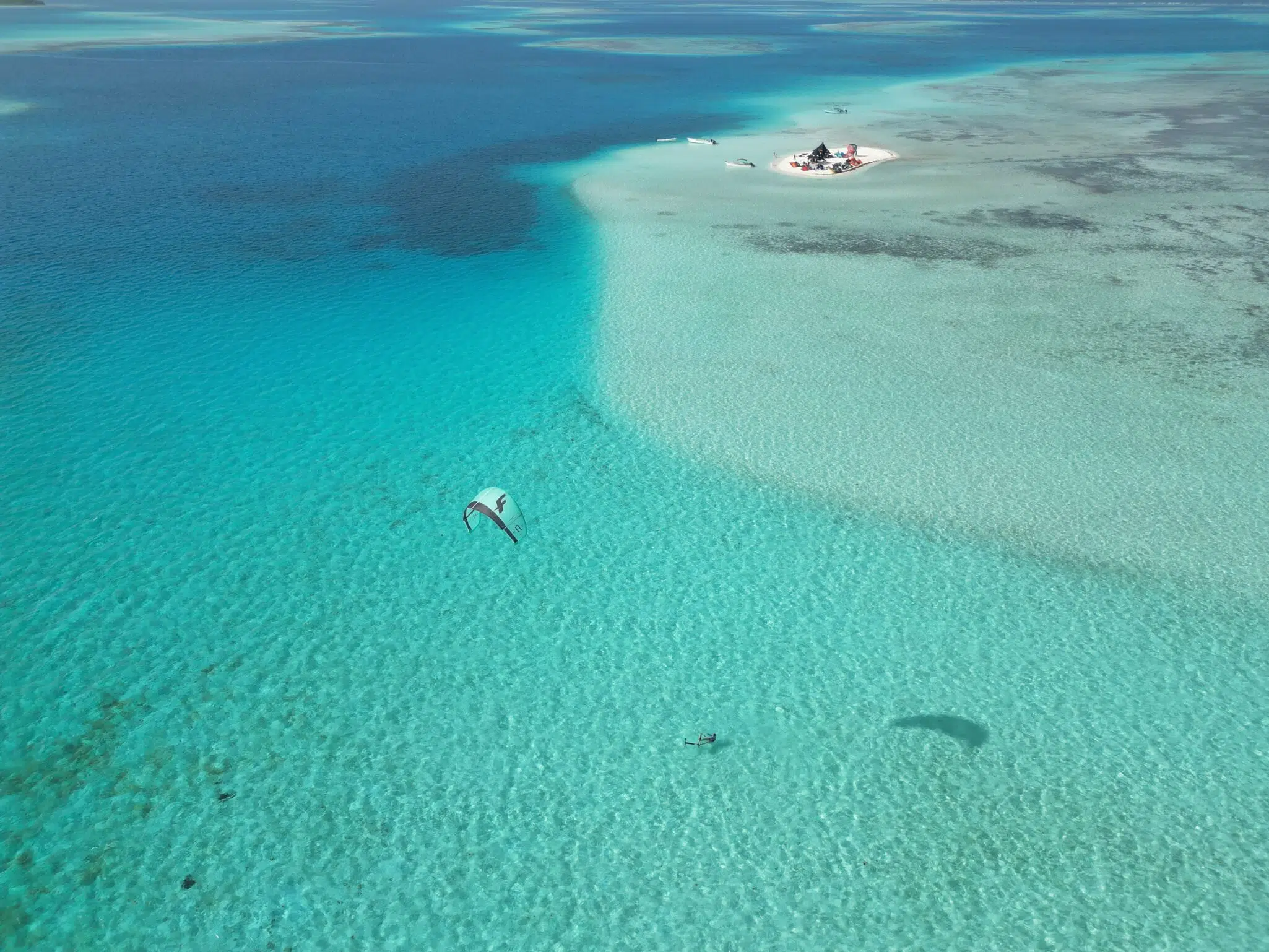 Turkusowa laguna z piaszczystą wyspą - idealny kite spot na wyjazdy kitesurfingowe i kite camp z KiteAway.