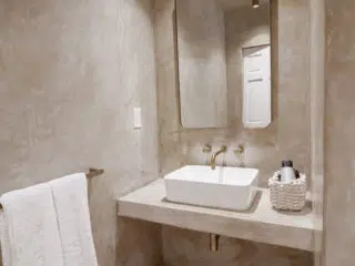 Minimalistyczna łazienka w beżach, idealna na relaks po dniu pełnym emocji podczas wyjazdu kitesurfingowego z KiteAway.