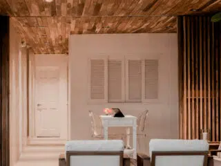 Przytulna strefa chill na kite camp KiteAway - idealna na relaks po wyjazdach kitesurfingowych lub planowanie kite tripów.