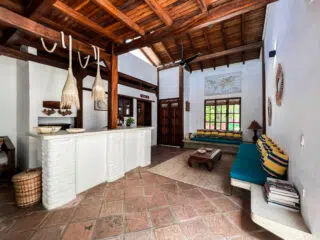 Przytulne, rustykalne wnętrze idealne na relaks po dniu pełnym wrażeń podczas wyjazdu kitesurfingowego z KiteAway.