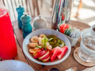 Śniadanie przed wyjazdem na wakacje z kitesurfingiem z KiteAway: owoce, płatki, napoje - idealny start dnia kite trip!.