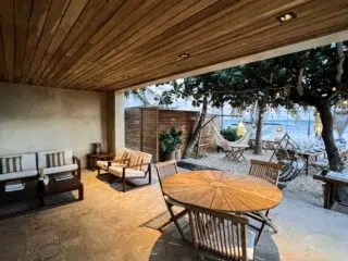 Zadaszony taras z drewnianym sufitem, miejscem do relaksu po kite campie KiteAway; idealny na wyjazdy kitesurfingowe.