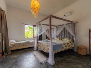 Przytulna sypialnia idealna na relaks po kite camp KiteAway; jasny pokój, łóżka, dekoracje. Świetne miejsce na wyjazdy kitesurfingowe.