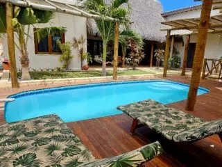 Mały, lazurowy basen na drewnianym tarasie wśród palm - idealne miejsce na relaks podczas wyjazdu kitesurfingowego z KiteAway.