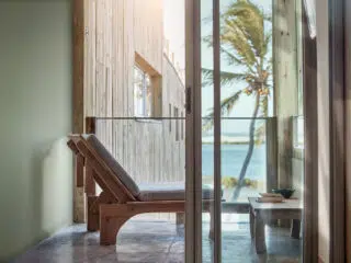 Nowoczesny fotel i stolik na balkonie z widokiem na ocean - idealne miejsce na relaks po kursie kitesurfingu KiteAway.