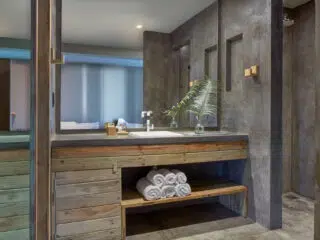 Nowoczesna łazienka po kite tripie z KiteAway-świetne miejsce na relaks po dniu pełnym kitesurfingu i wyjazdach kitesurfingowych.