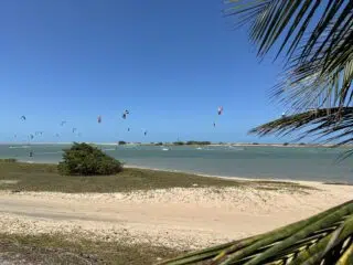 Plaża z trawą i drogą przy spokojnej lagunie - kurs kitesurfingu KiteAway. Idealny kite spot na wyjazdy kitesurfingowe.